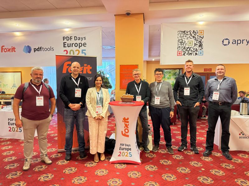 image of foxit team and leader on stage infront of everyone in event celebrating